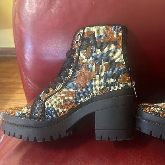 Steve Madden sequence boots unzips from the back - Picture 2 of 7